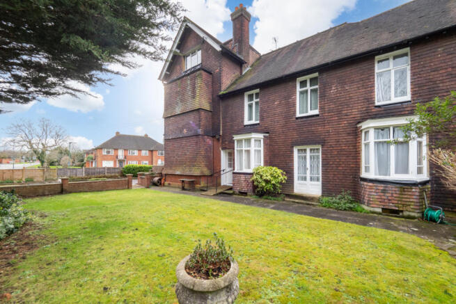 3 bed property, in Cheam, £600,000