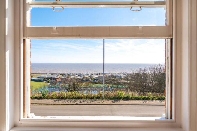 1 bed property, in North Parade, £120,000
