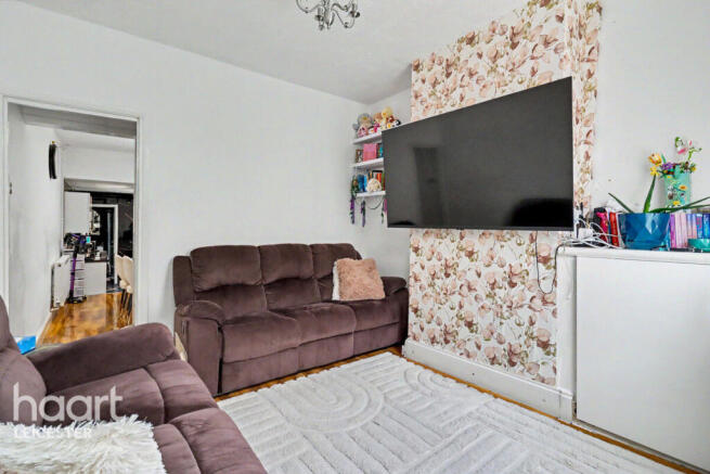 2 bed property, in Leopold Road, £190,000
