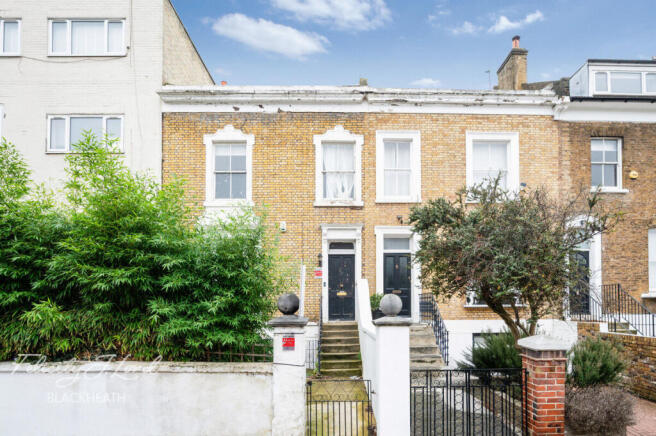 4 bed property, in Woodhill, £700,000