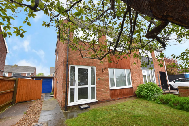 3 bed property, in The Oval, £125,000