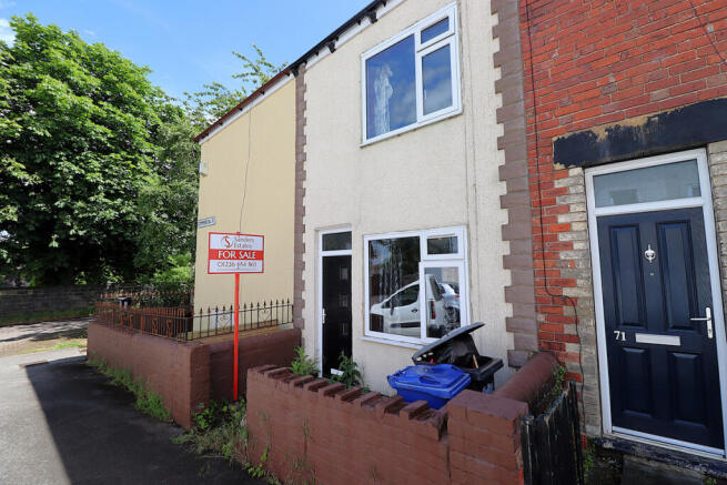 2 bed property, in Commercial Street, £70,000