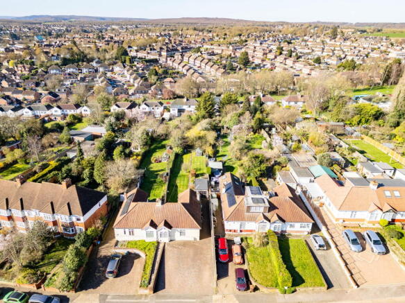 2 bed property, in Broom Hill Road, £375,000