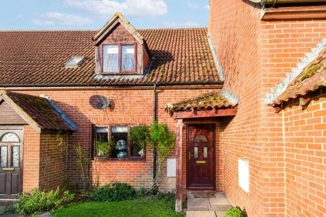 2 bed property, in Field View, £260,000