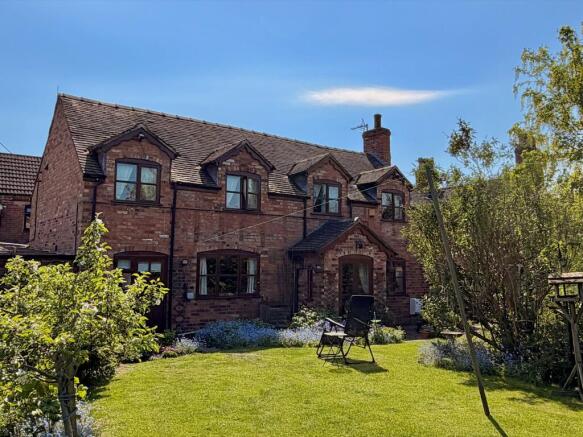3 bed property, in Main Street, £390,000