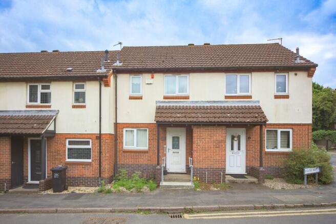 2 bed property, in Barons Way, £170,000