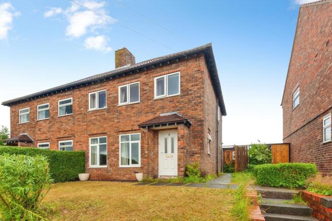 3 bed property, in Weaver Crescent, £165,000