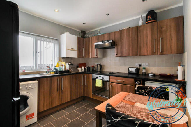 3 bed property, in Stonebury Avenue, £250,000