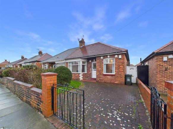 2 bed property, in Tudor Avenue, £185,000