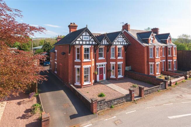 5 bed property, in Station Road, £475,000
