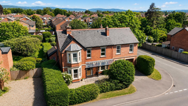 5 bed property, in Oxstalls Lane, £685,000