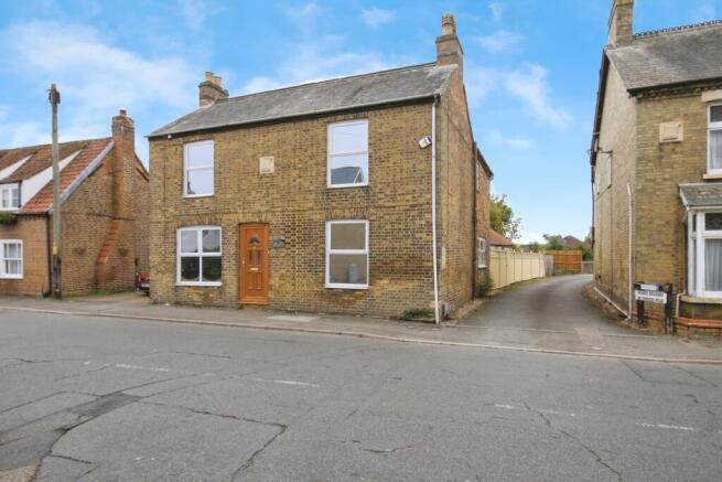 4 bed property, in High Street, £300,000
