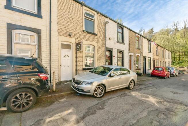 2 bed property, in Willow Street, £65,000