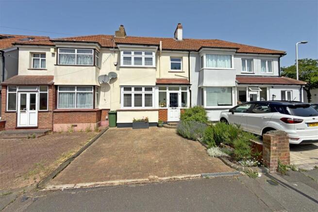 3 bed property, in Hillcrest Road, £500,000