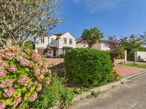 5 bed property, in Golden Acre, £925,000