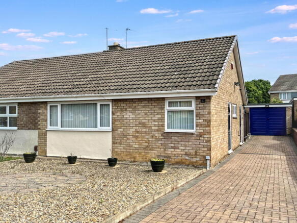 2 bed property, in Runswick Avenue, £175,000