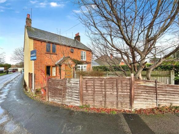 2 bed property, in Tweseldown Road, £250,000