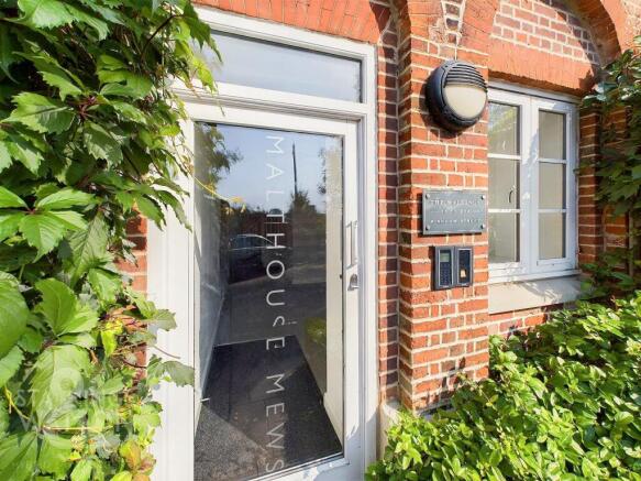 1 bed property, in Pirnhow Street, £145,000