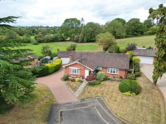 3 bed property, in Lakeside Court, £595,000