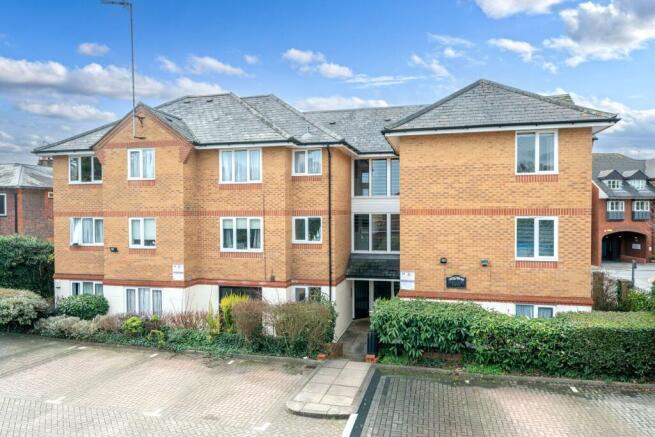 1 bed property, in Alexandra Road, £195,000