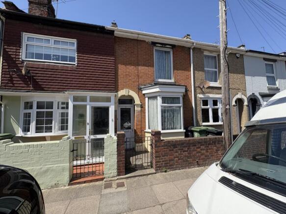 2 bed property, in Drayton Road, £180,000