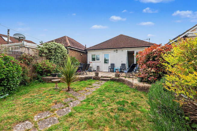 2 bed property, in Walliscott Road, £300,000