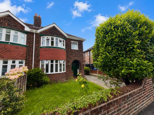 3 bed property, in Poplars Avenue, £220,000