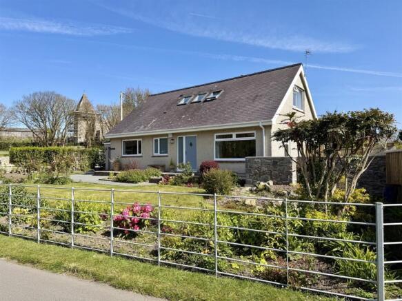 3 bed property, in Llaneilian, £468,500