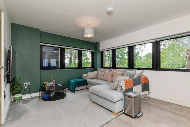 1 bed property, in Whitchurch Lane, £170,000