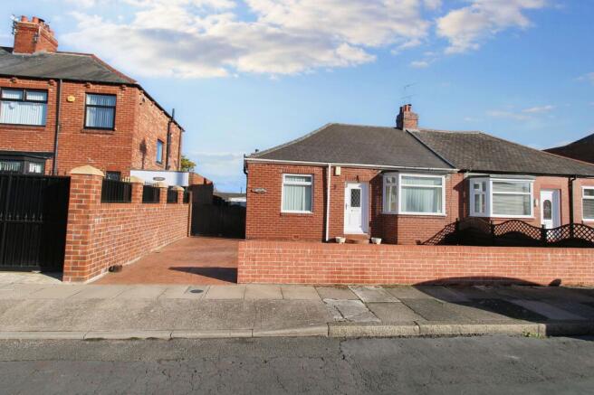2 bed property, in Broomfield Avenue, £175,000