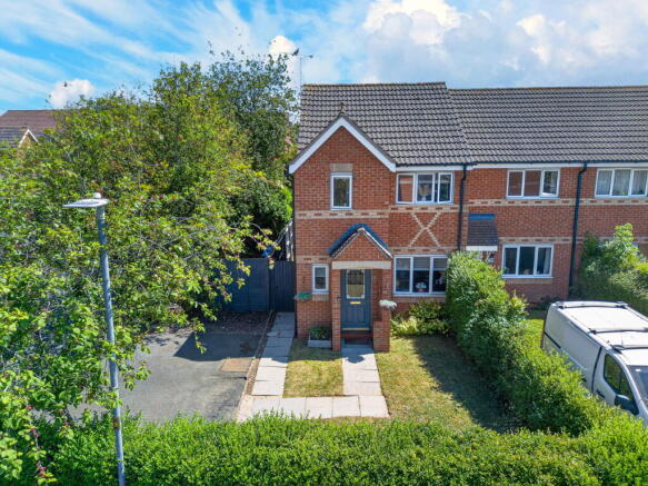 3 bed property, in Woodbreach Drive, £299,950