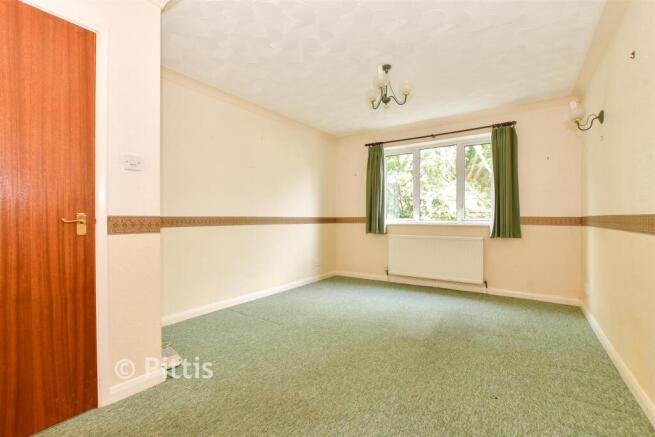 2 bed property, in Royal Crescent, £105,000