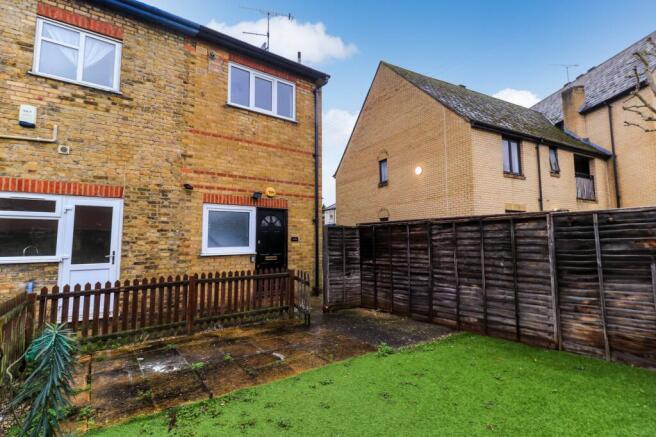 2 bed property, in Turners Hill, £280,000