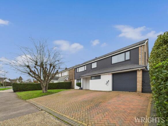 5 bed property, in Stag Green Avenue, £950,000