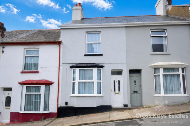 2 bed property, in Craigmore Avenue, £180,000