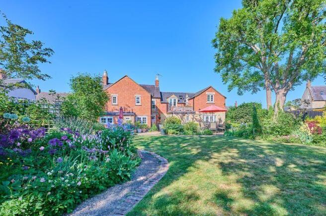 6 bed property, in High Street, £875,000