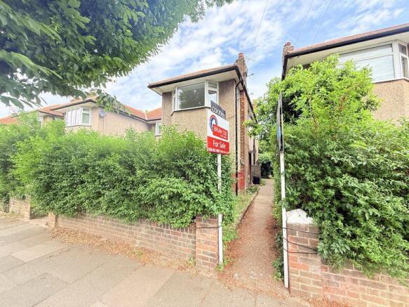2 bed property, in Berkeley Close, £319,950
