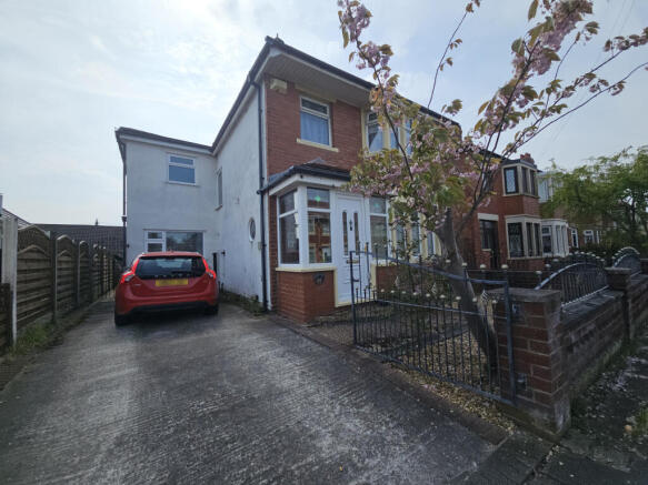 4 bed property, in Burnside Avenue, £290,000