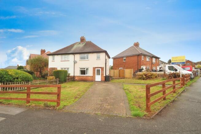3 bed property, in Worcester Road, £160,000