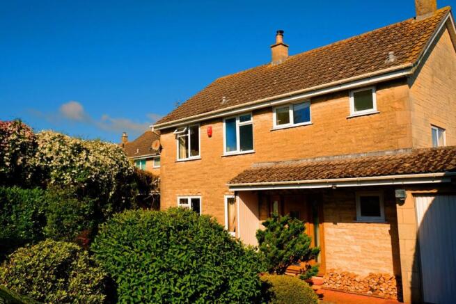 3 bed property, in Knightstone Close, £575,000