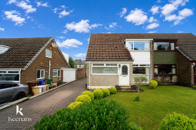 2 bed property, in Hillside Close, £180,000