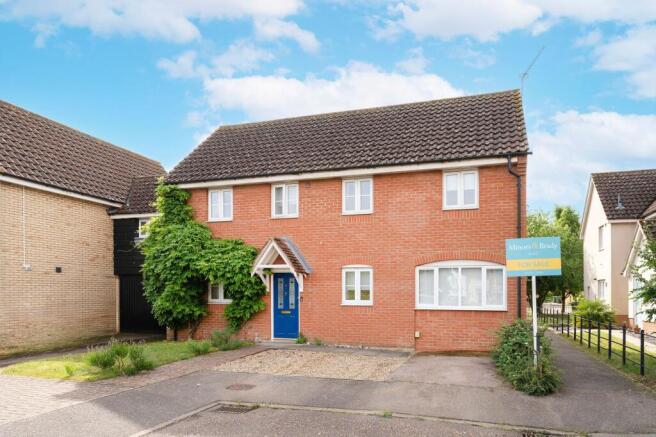 4 bed property, in Wheatfield Way, £290,000