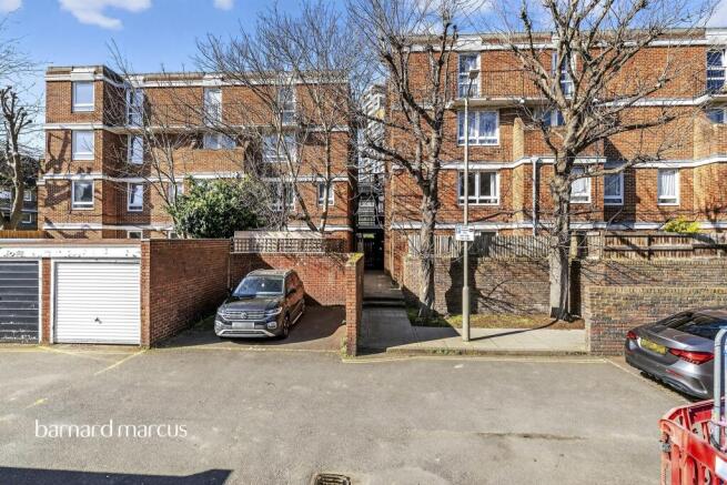 1 bed property, in Wallis Close, £300,000