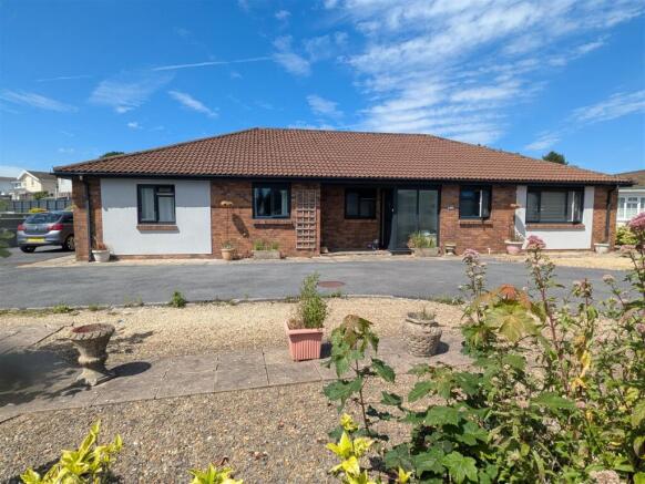 5 bed property, in Llwyn Y Bryn, £375,000