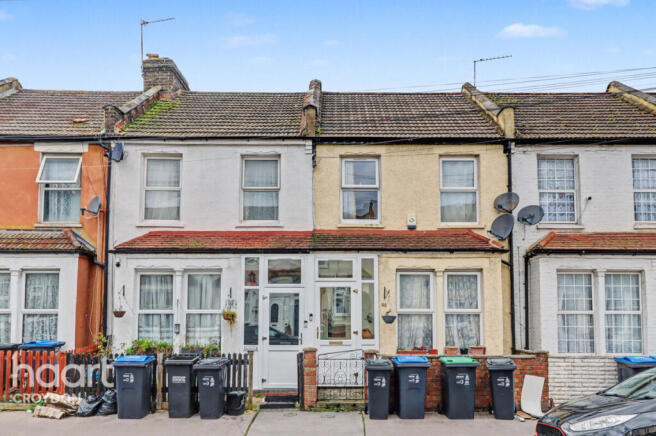 2 bed property, in Priory Road, £375,000