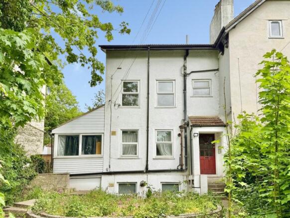 1 bed property, in Cobham Terrace, £160,000