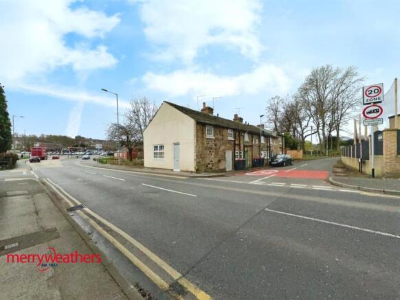2 bed property, in New Street, £100,000