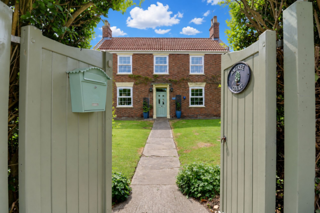 4 bed property, in Howe Lane, £320,000