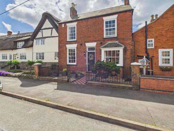 4 bed property, in Main Street, £495,000