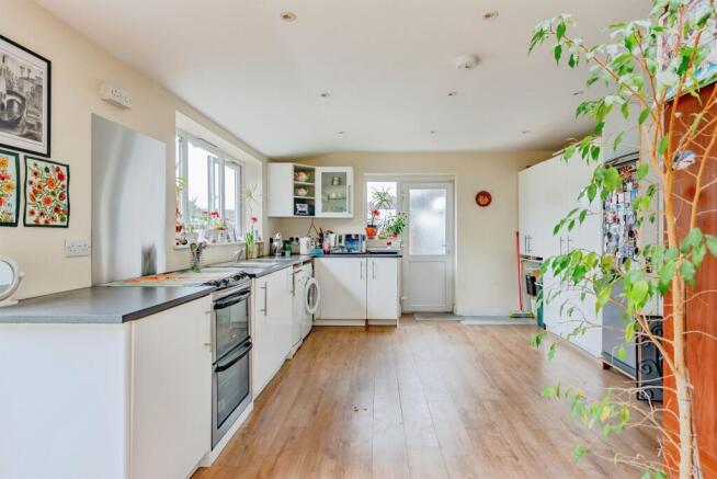 3 bed property, in Barnfield Road, £480,000